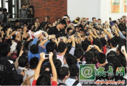 校友忙追巨星求签名求合影